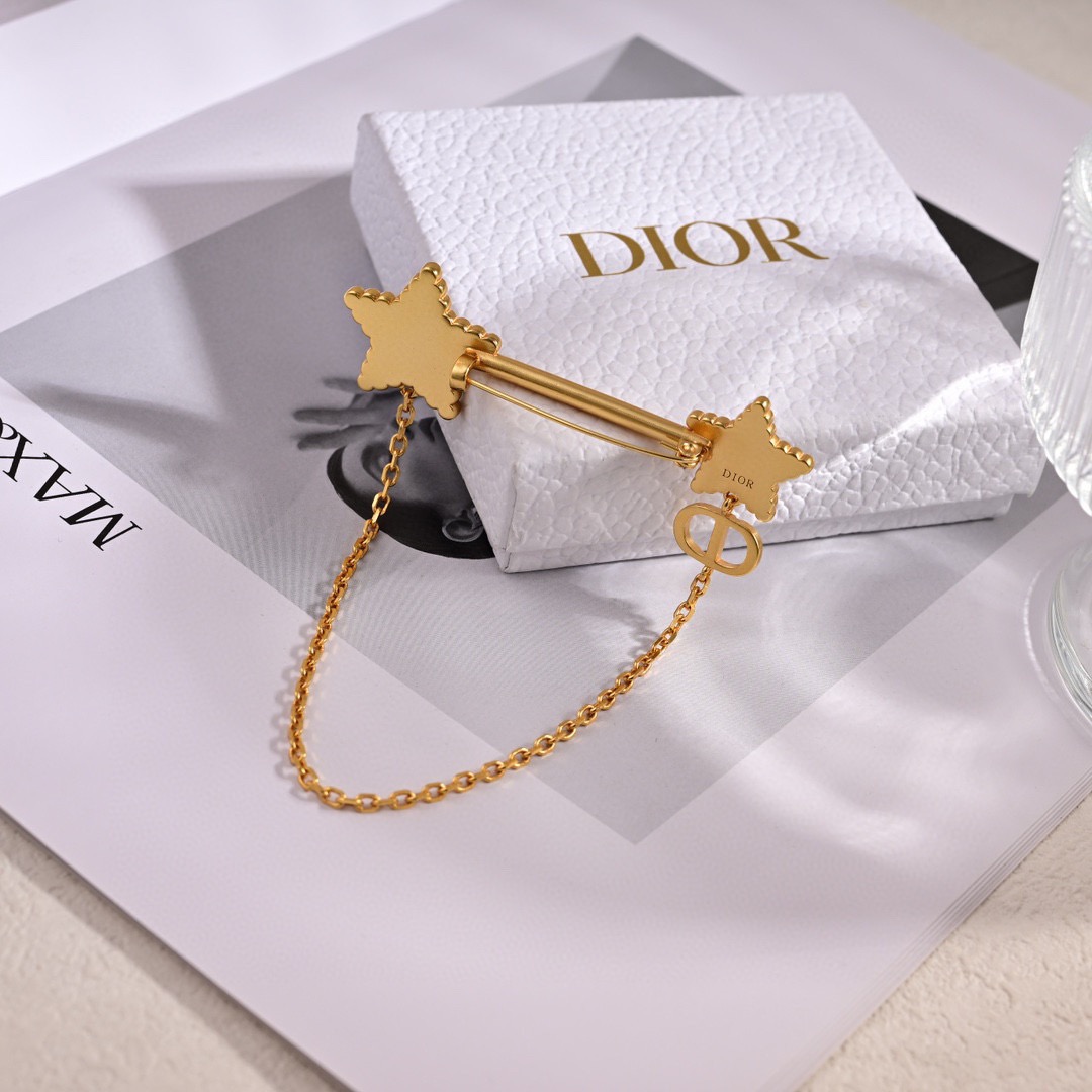❤️❤️迪奥 新款👼一线大牌都爱的Dior·迪奥 新品五角星胸针  金属质感逆袭版字母潮范儿抢风头  完