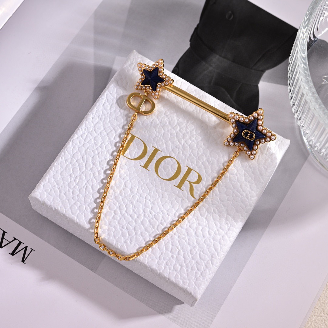 ❤️❤️迪奥 新款👼一线大牌都爱的Dior·迪奥 新品五角星胸针  金属质感逆袭版字母潮范儿抢风头  完