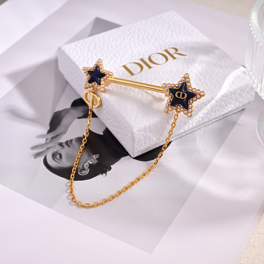 ❤️❤️迪奥 新款👼一线大牌都爱的Dior·迪奥 新品五角星胸针  金属质感逆袭版字母潮范儿抢风头  完