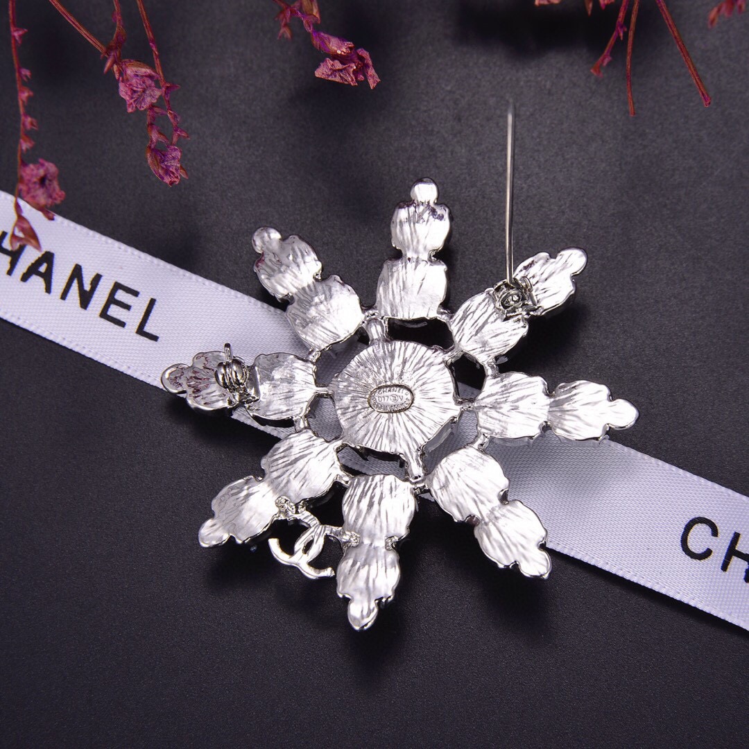 👑 Chanel 小香雪花卉双C logo 胸针 简约高级小香风 满满的气质 上身效果超棒 给简约的衣服