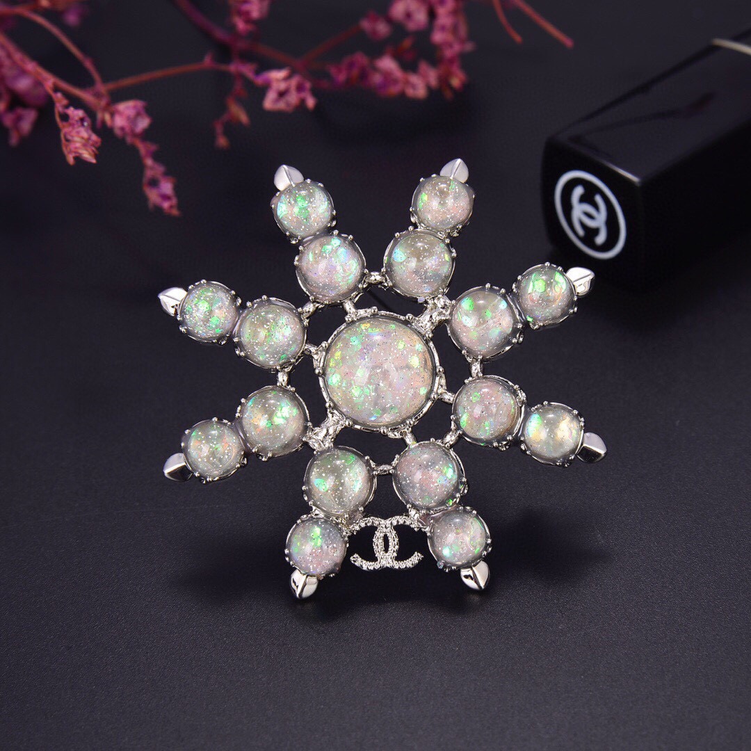 👑 Chanel 小香雪花卉双C logo 胸针 简约高级小香风 满满的气质 上身效果超棒 给简约的衣服