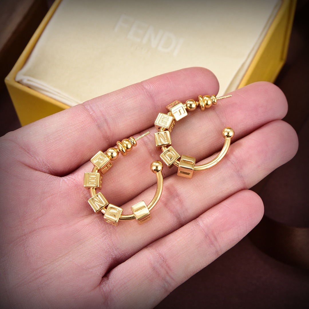 ❤️FENDI 芬迪  logo耳环💎 高端定制  爆款新款 简单大方 华丽登场 ，很难见到如此熟悉 素