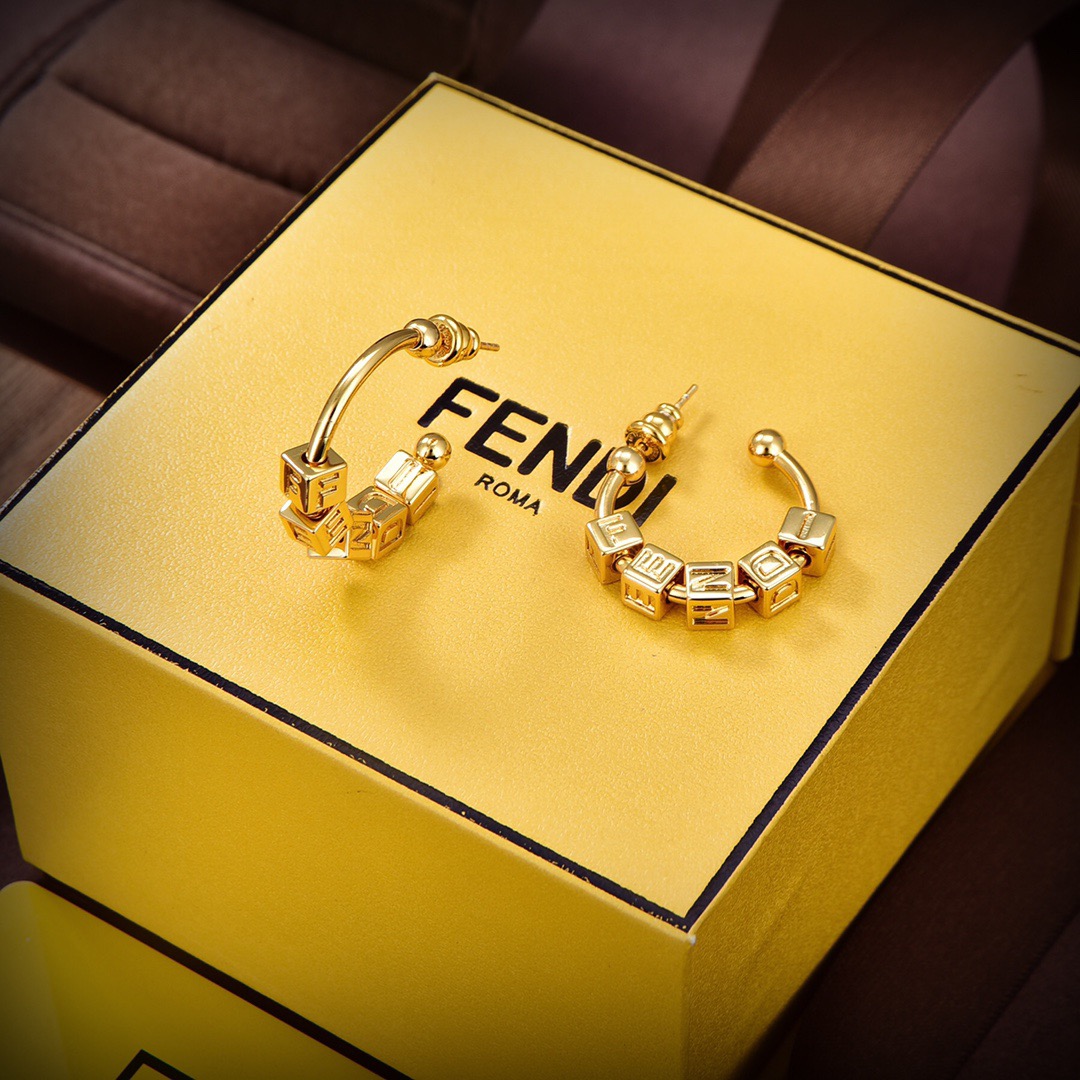 ❤️FENDI 芬迪  logo耳环💎 高端定制  爆款新款 简单大方 华丽登场 ，很难见到如此熟悉 素