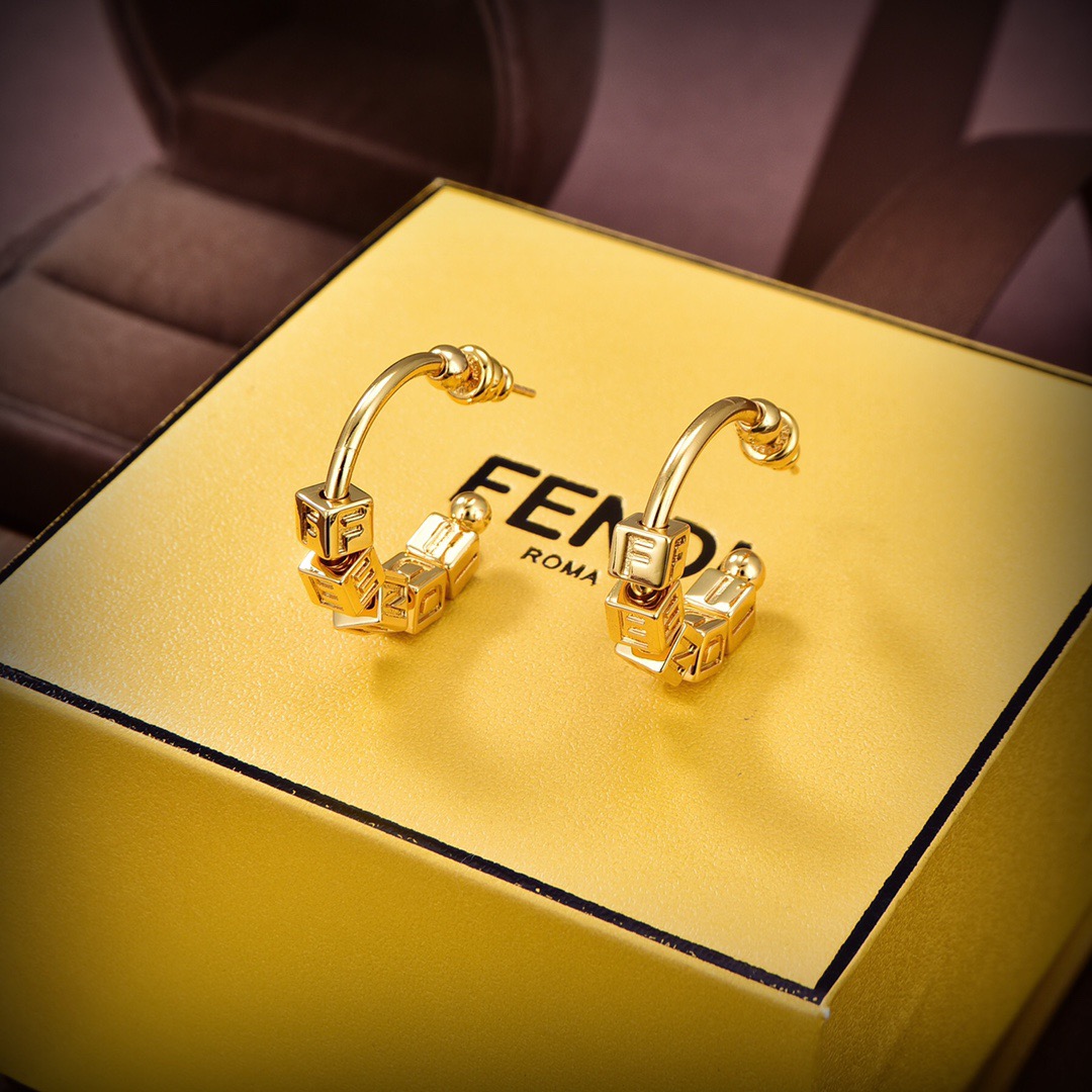 ❤️FENDI 芬迪  logo耳环💎 高端定制  爆款新款 简单大方 华丽登场 ，很难见到如此熟悉 素