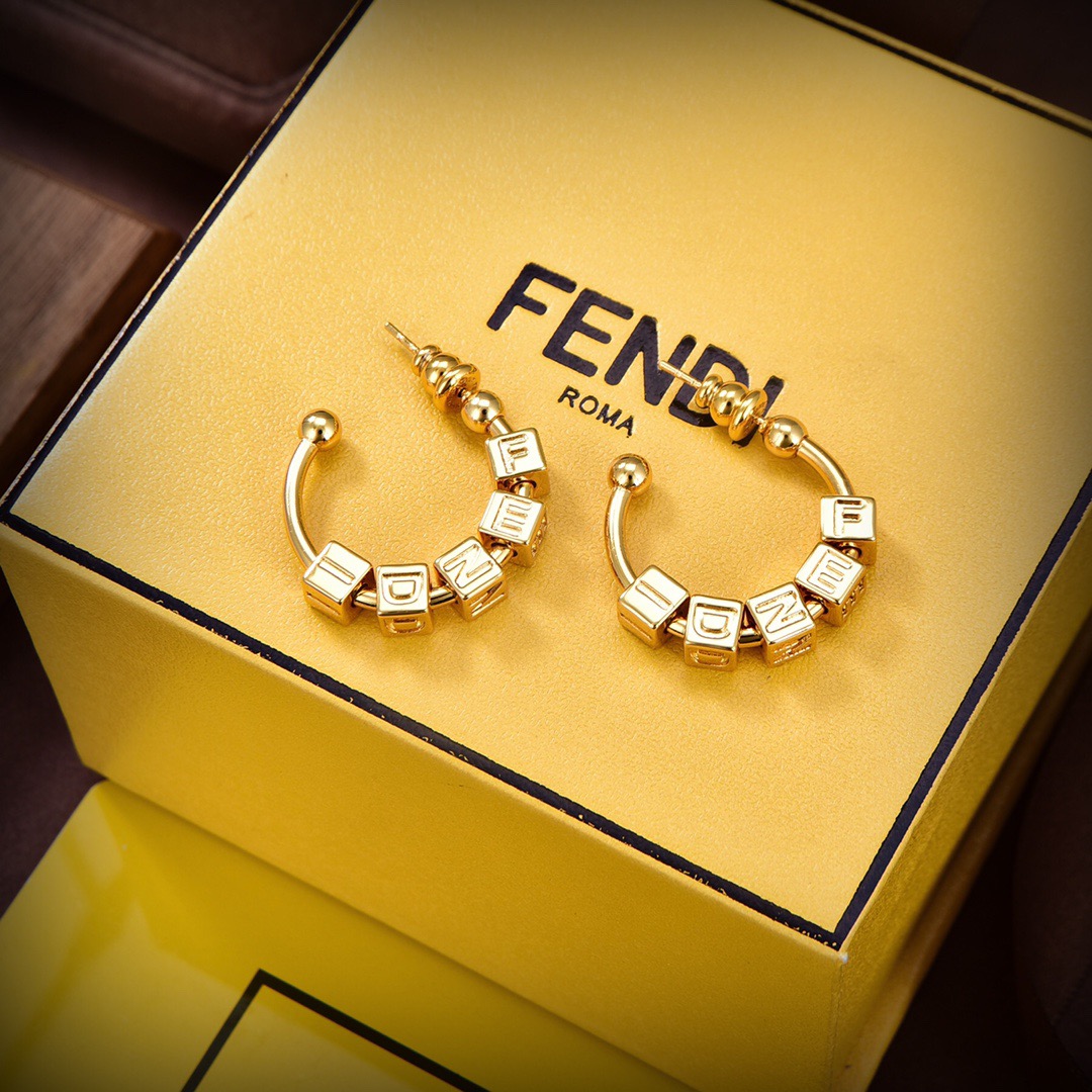 ❤️FENDI 芬迪  logo耳环💎 高端定制  爆款新款 简单大方 华丽登场 ，很难见到如此熟悉 素