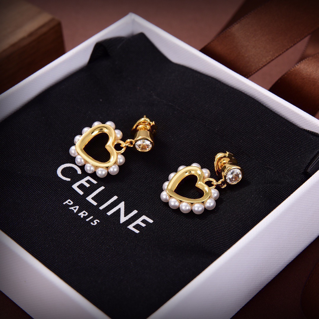 🧒🏻❤️Celine 新款耳钉  与众不同的设计 个性十足 颠覆你对传统耳环的印象 使其魅力爆灯