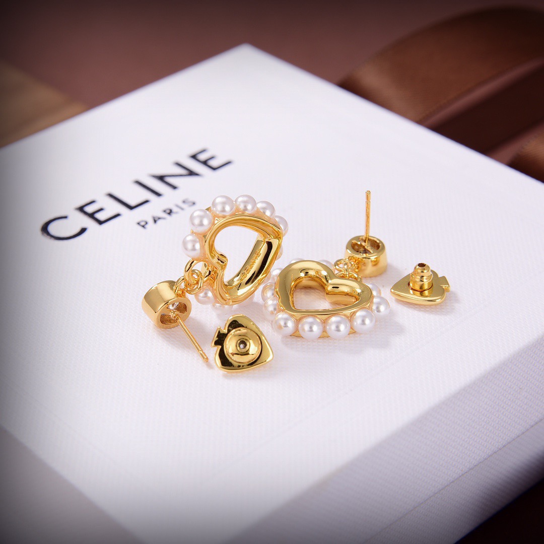 🧒🏻❤️Celine 新款耳钉  与众不同的设计 个性十足 颠覆你对传统耳环的印象 使其魅力爆灯