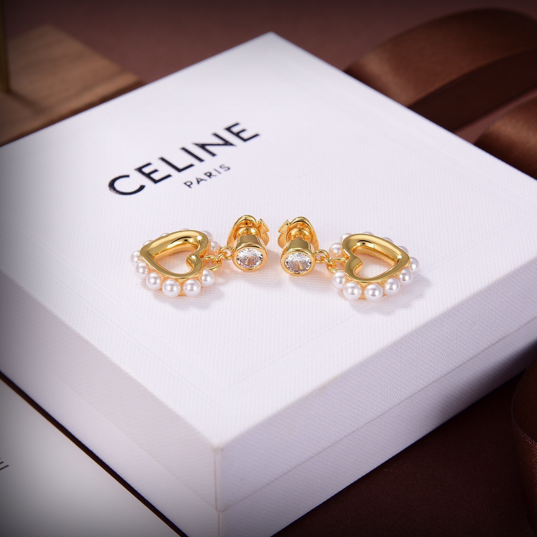 🧒🏻❤️Celine 新款耳钉  与众不同的设计 个性十足 颠覆你对传统耳环的印象 使其魅力爆灯