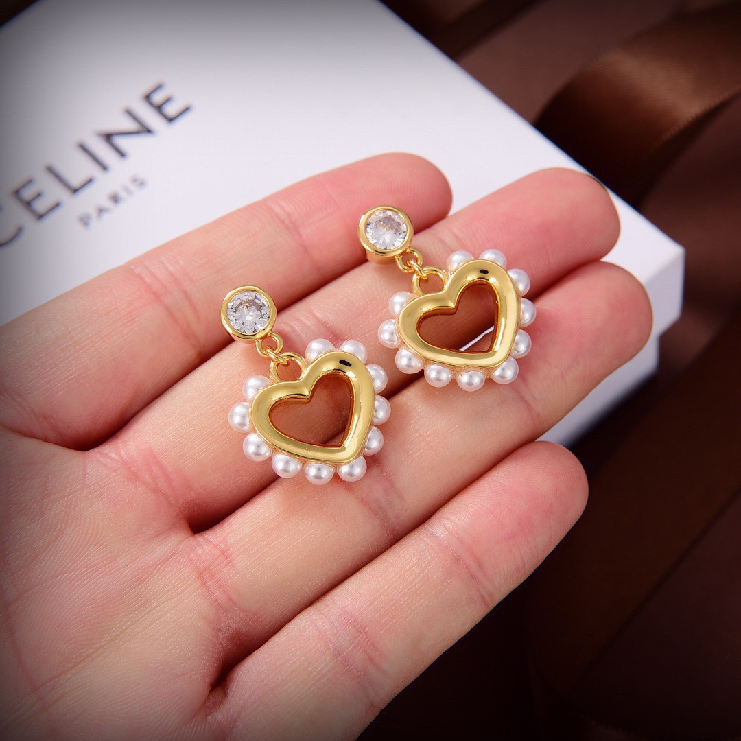 🧒🏻❤️Celine 新款耳钉  与众不同的设计 个性十足 颠覆你对传统耳环的印象 使其魅力爆灯