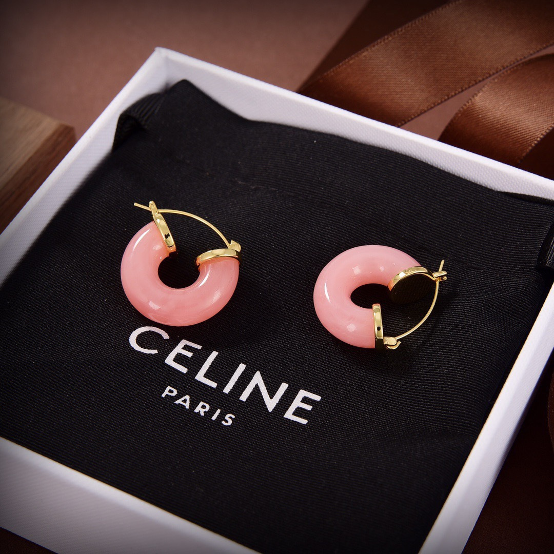 ❤️Celine新款艺术感十足耳环，黄铜材质雕刻图案！超炸Chic感 ，简洁百搭、文艺个性，带给你时髦体