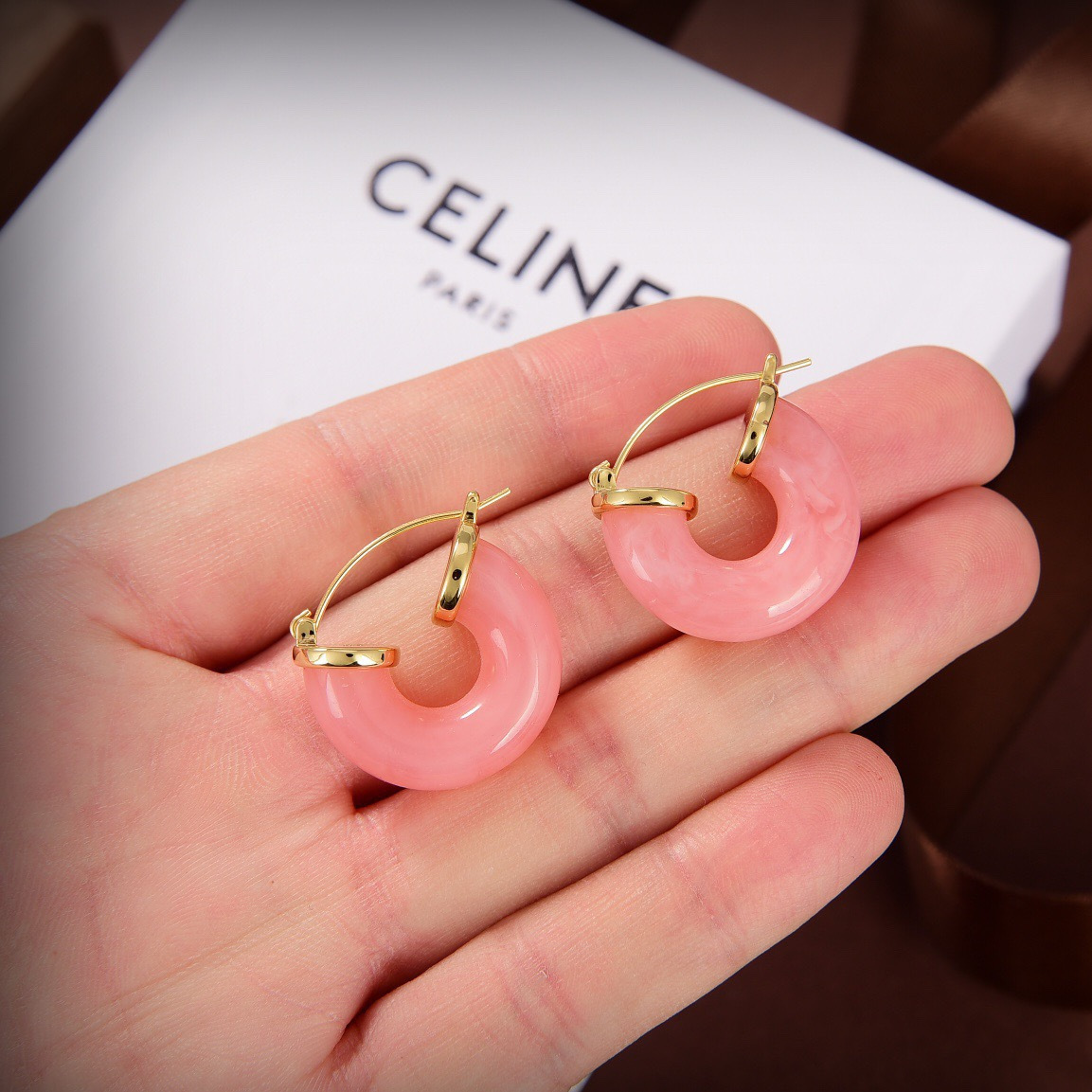 ❤️Celine新款艺术感十足耳环，黄铜材质雕刻图案！超炸Chic感 ，简洁百搭、文艺个性，带给你时髦体