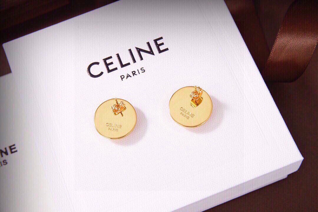 🧒🏻❤️Celine 新款耳钉  与众不同的设计 个性十足 颠覆你对传统耳环的印象 使其魅力爆灯