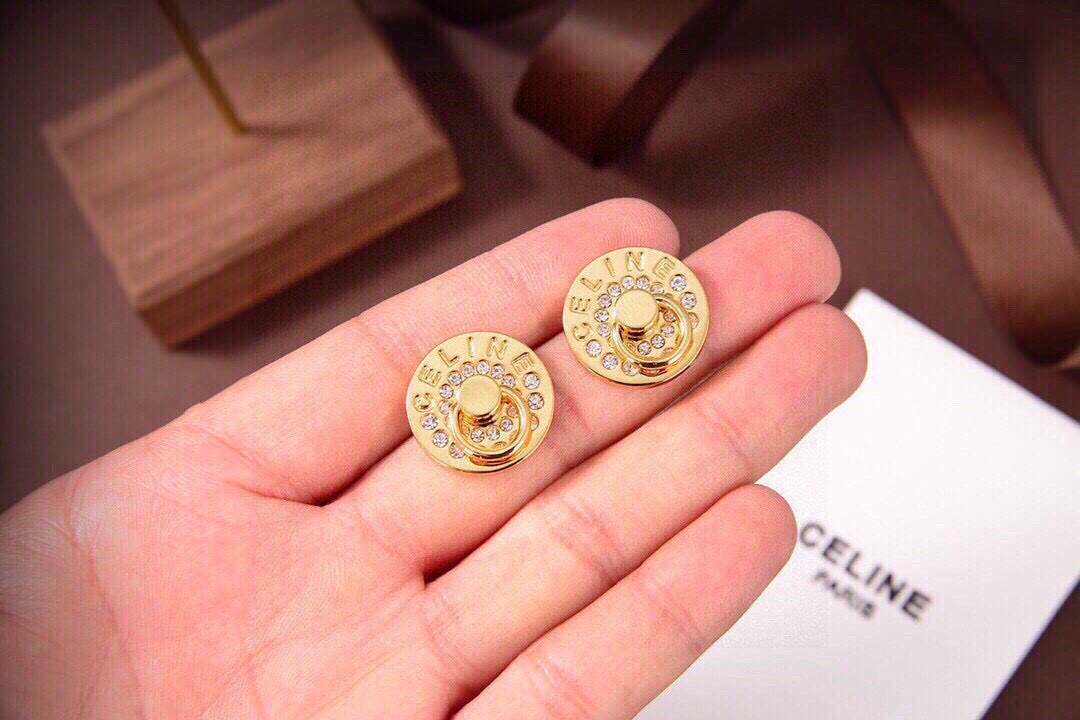 🧒🏻❤️Celine 新款耳钉  与众不同的设计 个性十足 颠覆你对传统耳环的印象 使其魅力爆灯