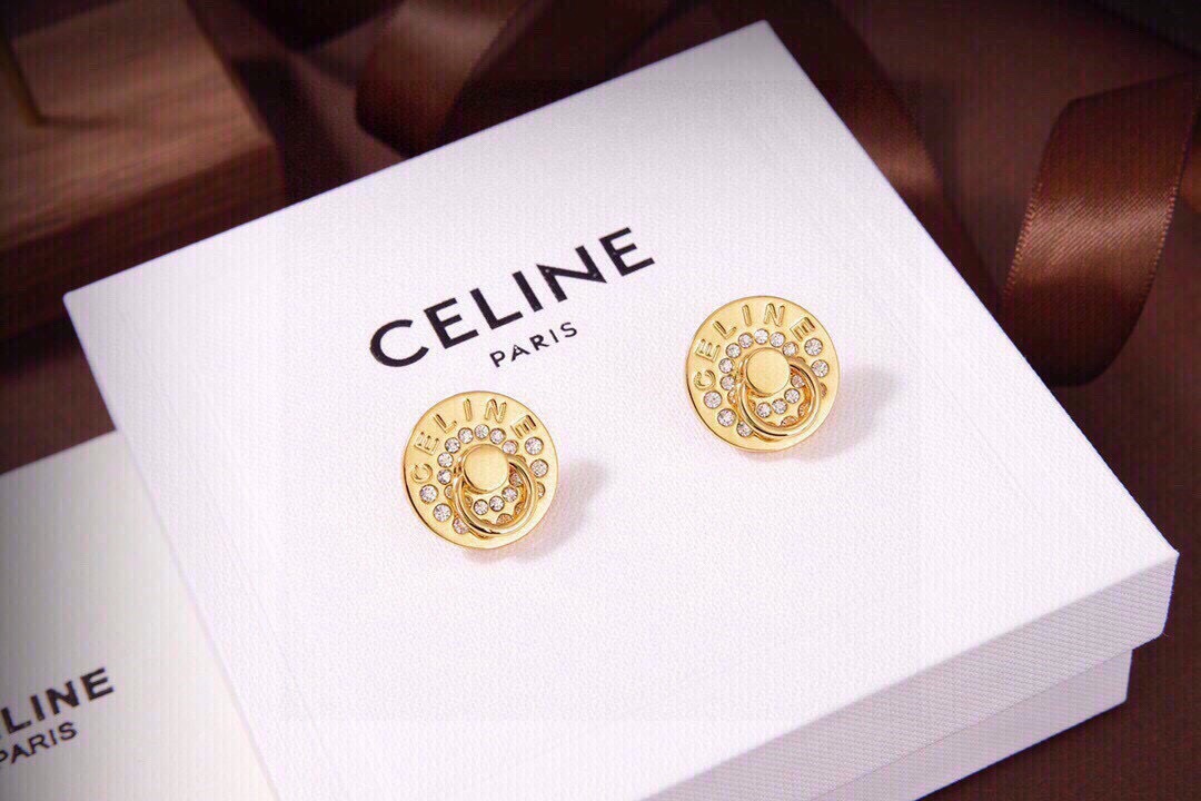 🧒🏻❤️Celine 新款耳钉  与众不同的设计 个性十足 颠覆你对传统耳环的印象 使其魅力爆灯