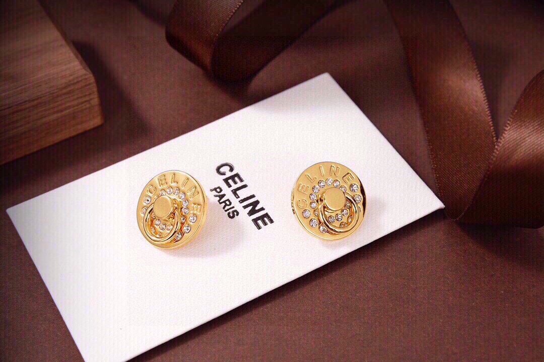 🧒🏻❤️Celine 新款耳钉  与众不同的设计 个性十足 颠覆你对传统耳环的印象 使其魅力爆灯