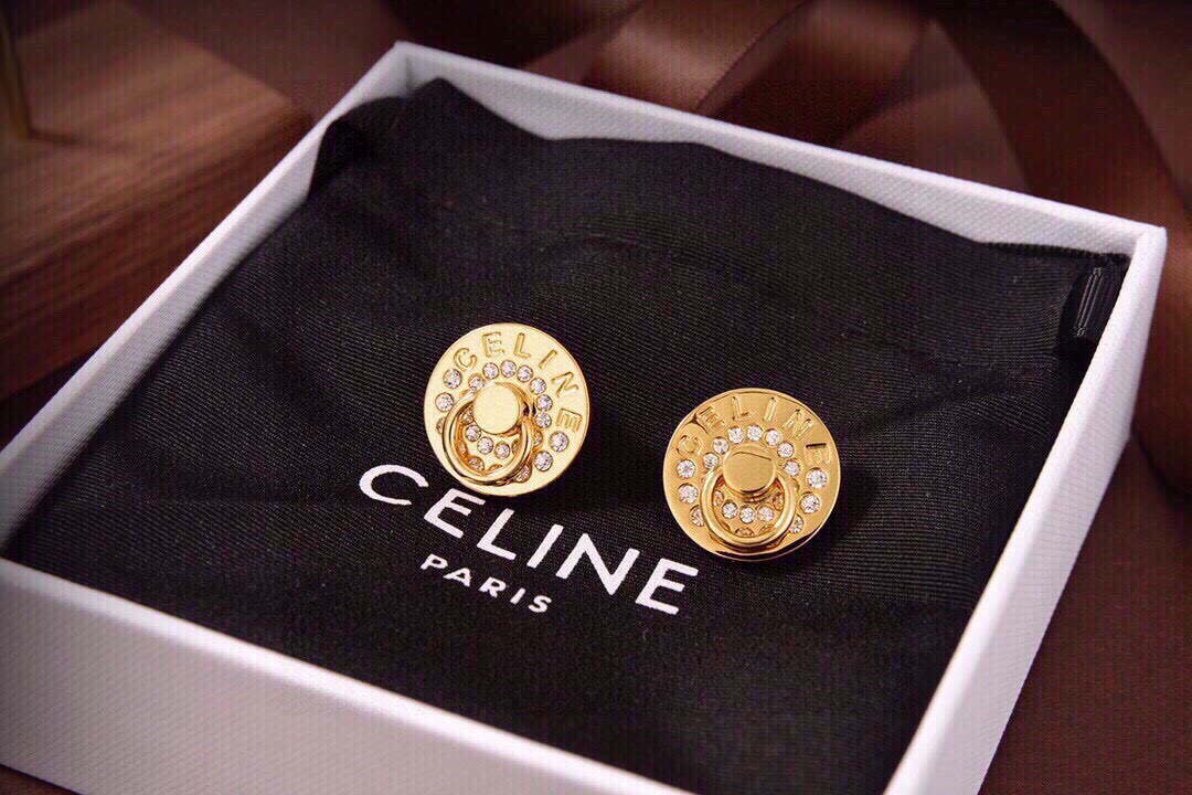 🧒🏻❤️Celine 新款耳钉  与众不同的设计 个性十足 颠覆你对传统耳环的印象 使其魅力爆灯