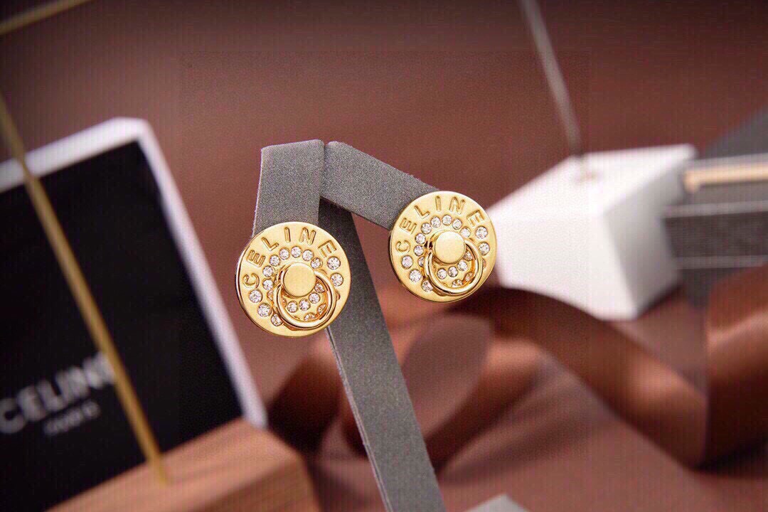🧒🏻❤️Celine 新款耳钉  与众不同的设计 个性十足 颠覆你对传统耳环的印象 使其魅力爆灯