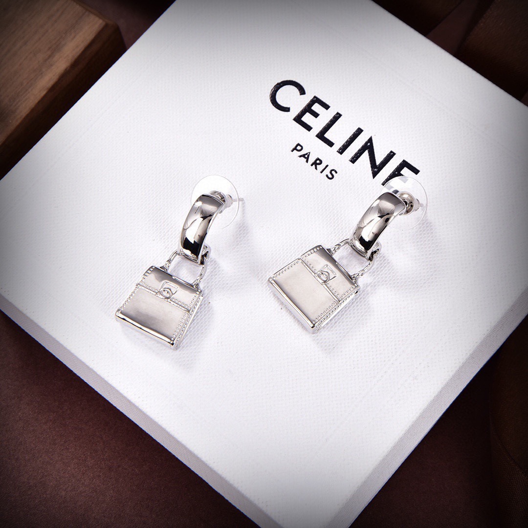❤️Celine 新款凯璇门耳钉👄❤️与众不同的设计 个性十足 颠覆你对传统耳环的印象 使其魅力爆灯👏