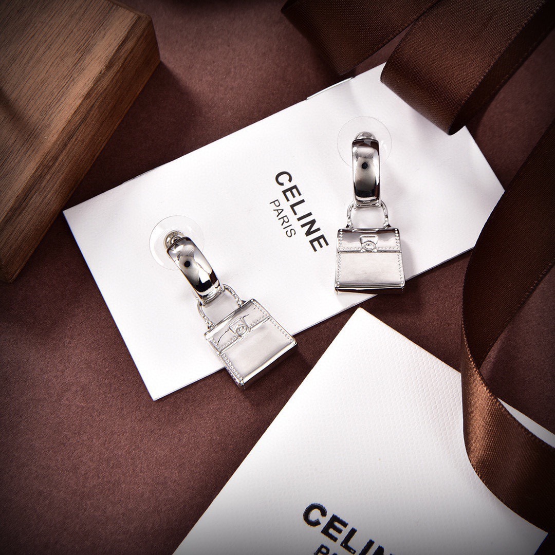 ❤️Celine 新款凯璇门耳钉👄❤️与众不同的设计 个性十足 颠覆你对传统耳环的印象 使其魅力爆灯👏