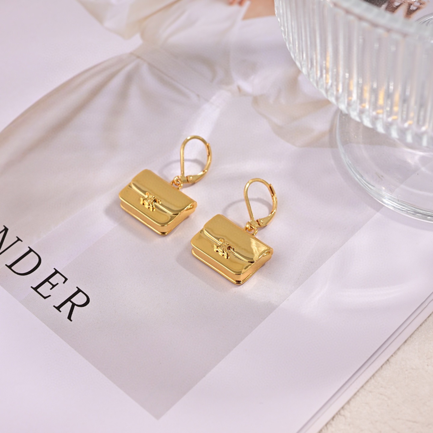 ❤️Celine 新款凯璇门耳钉👄❤️与众不同的设计 个性十足 颠覆你对传统耳环的印象 使其魅力爆灯👏
