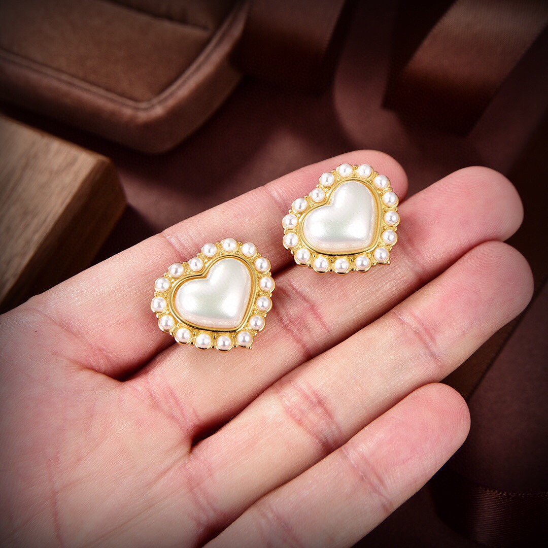 ❤️BOTTEGA VENENTA 新款BV耳钉 与众不同的设计 个性十足 颠覆你对传统耳环的印象 使其