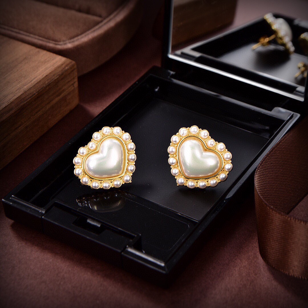 ❤️BOTTEGA VENENTA 新款BV耳钉 与众不同的设计 个性十足 颠覆你对传统耳环的印象 使其