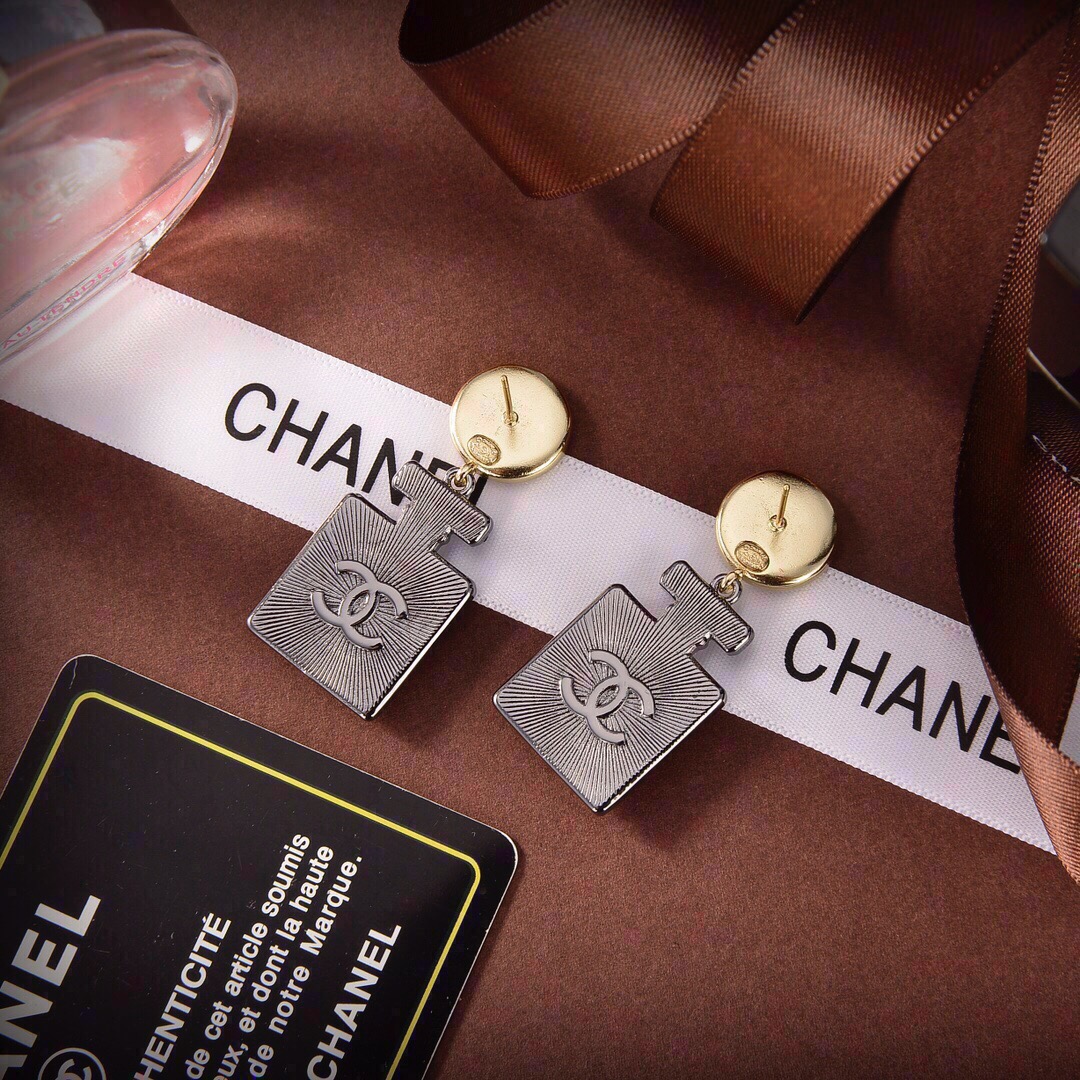 👌官网打版 小香 CHANEL香水瓶耳环 ❤️❤️优雅大方精工设计   雕刻 非常修饰脸型    青春活