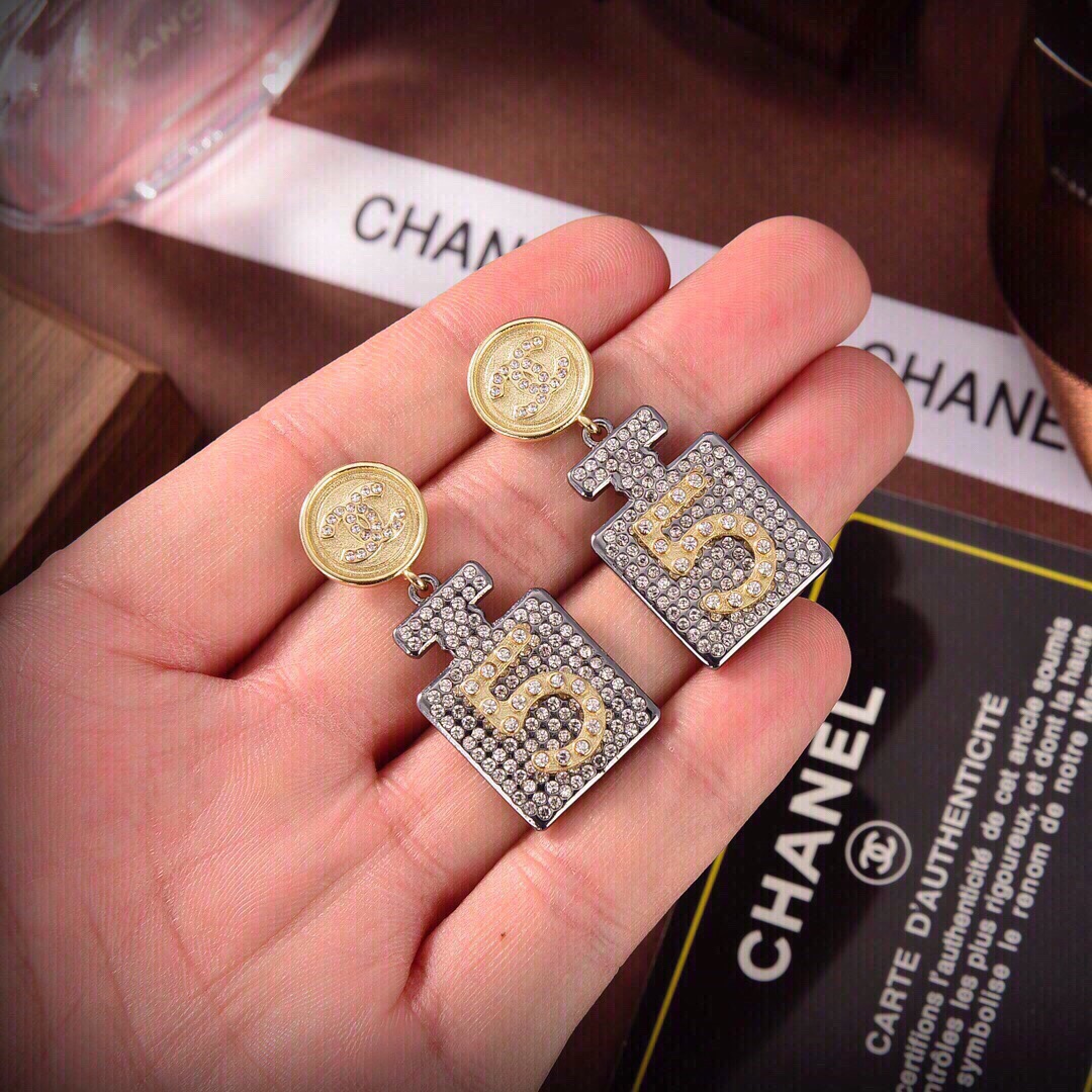 👌官网打版 小香 CHANEL香水瓶耳环 ❤️❤️优雅大方精工设计   雕刻 非常修饰脸型    青春活