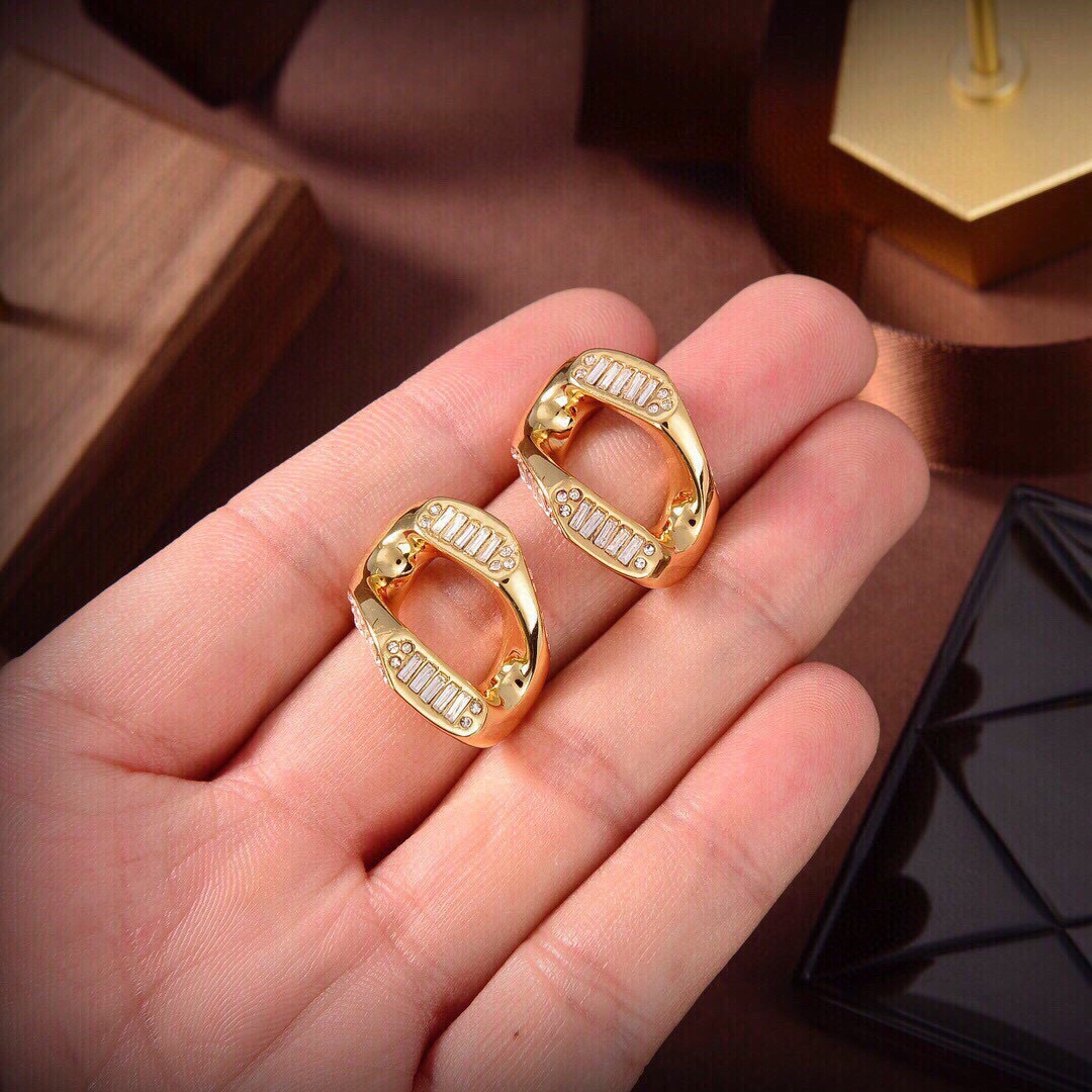 ❤️❤️Burberry(中文商标：巴宝丽、帛柏莉)成为了一个最能代表英国的品牌。BURBERRY创办于