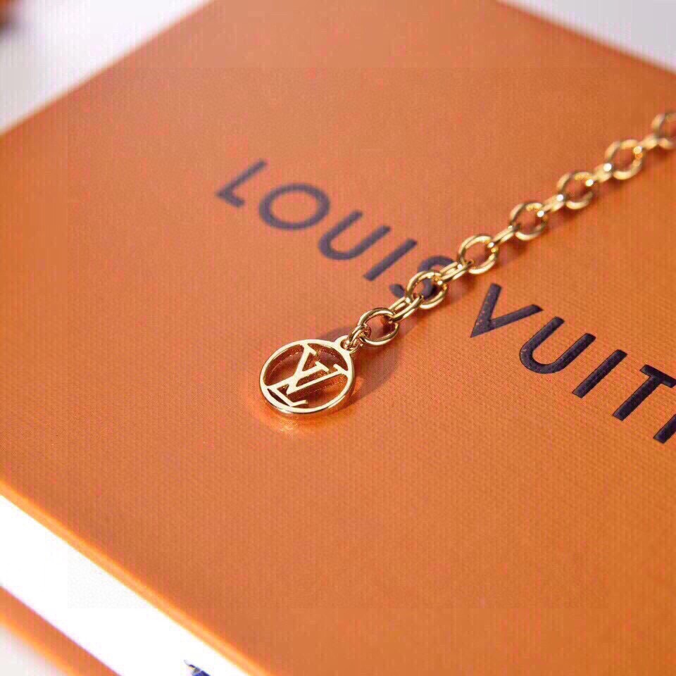 ❤️Lv项链 个性 带来时髦、有趣的视觉，明亮式切割工艺使表面抛光非常靓丽360度绚丽夺目 方方面面都很