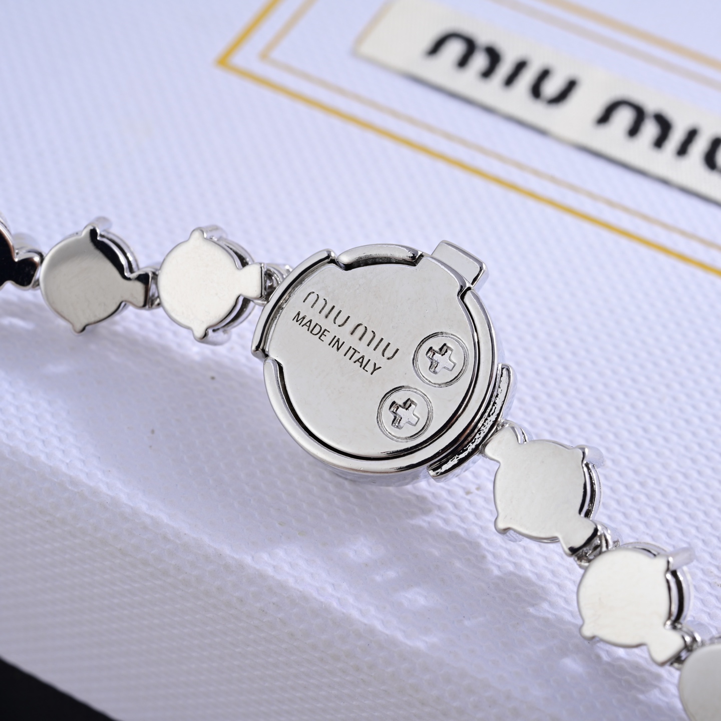 👌👌火爆 大气 miumiu  新款手链🌹🌹MIUMIU横扫时尚界，走秀款 街拍 经典元素独特见解，高端