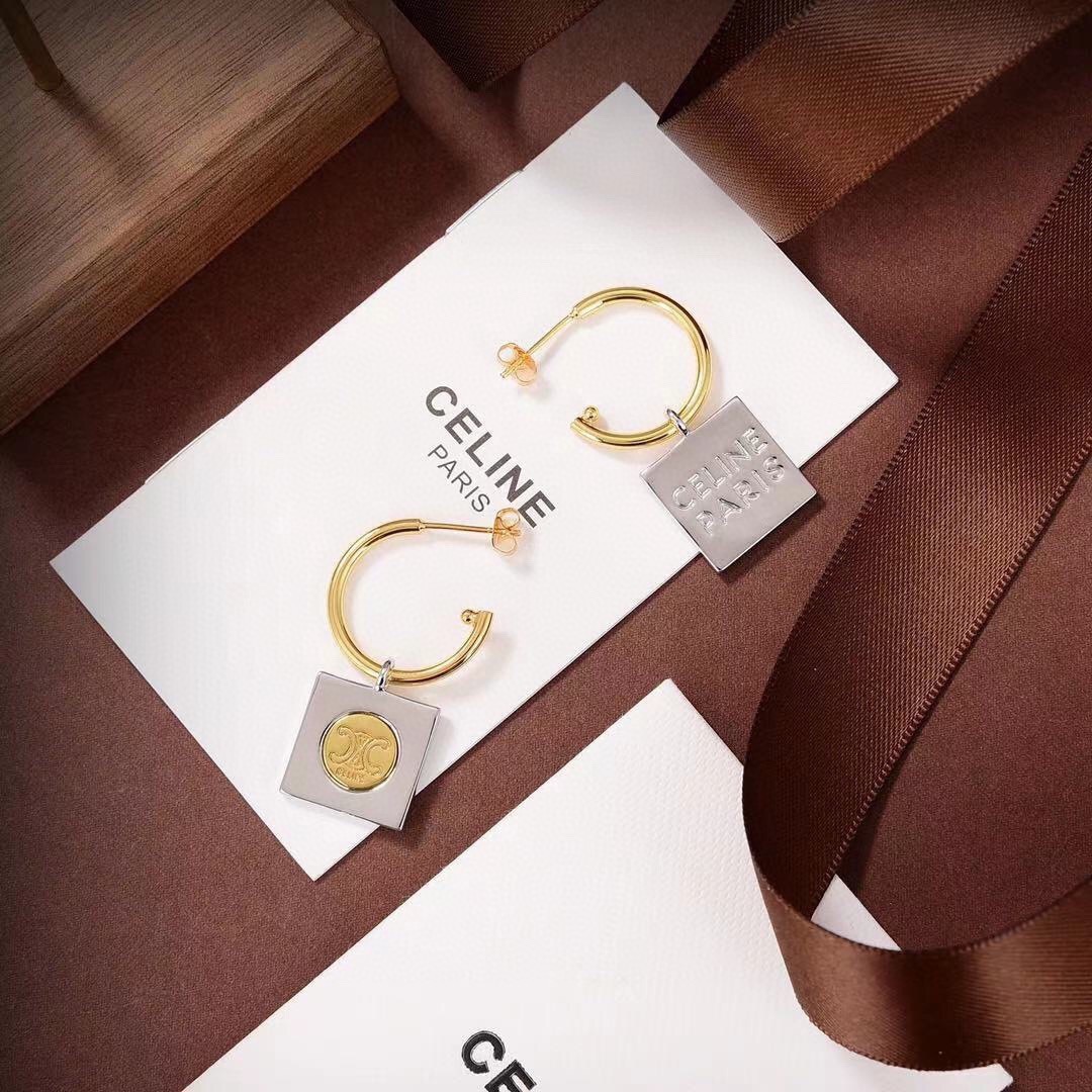 🧒🏻❤️Celine 新款耳钉  与众不同的设计 个性十足 颠覆你对传统耳环的印象 使其魅力爆灯