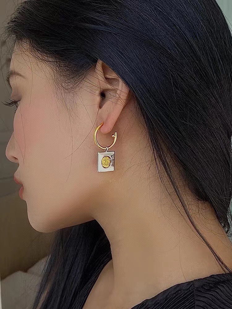 🧒🏻❤️Celine 新款耳钉  与众不同的设计 个性十足 颠覆你对传统耳环的印象 使其魅力爆灯
