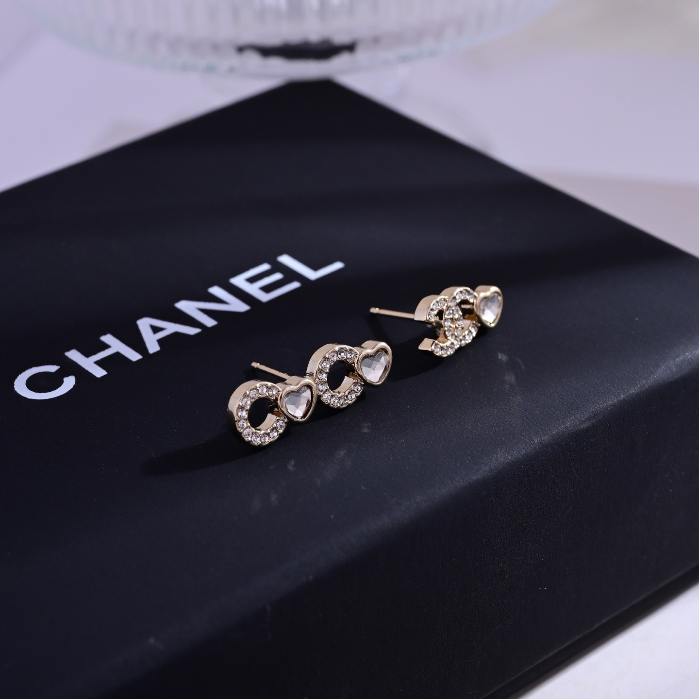 👌小香 CHANEL 耳环😍优雅大方精工设计   雕刻 非常修饰脸型    青春活力    看惯了一如既