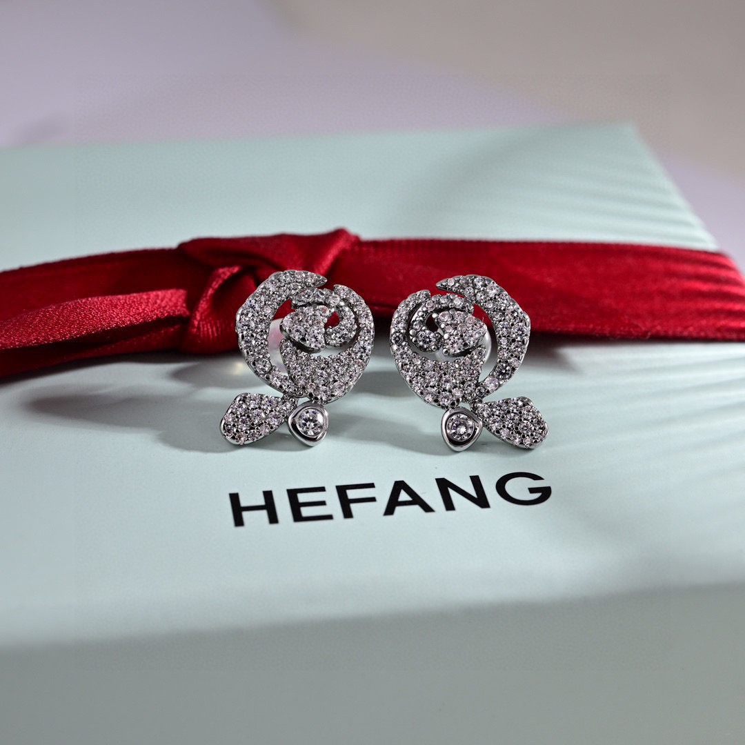 ❤️原单货🔹🔹新品 何方HEFANG小花花耳钉🔹专柜一致黄铜材质电镀火爆款出货 设计独特 前卫 美女必备