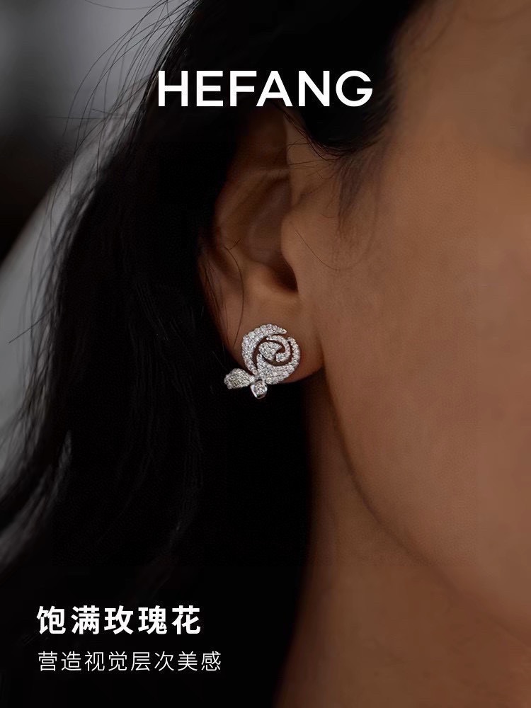 ❤️原单货🔹🔹新品 何方HEFANG小花花耳钉🔹专柜一致黄铜材质电镀火爆款出货 设计独特 前卫 美女必备