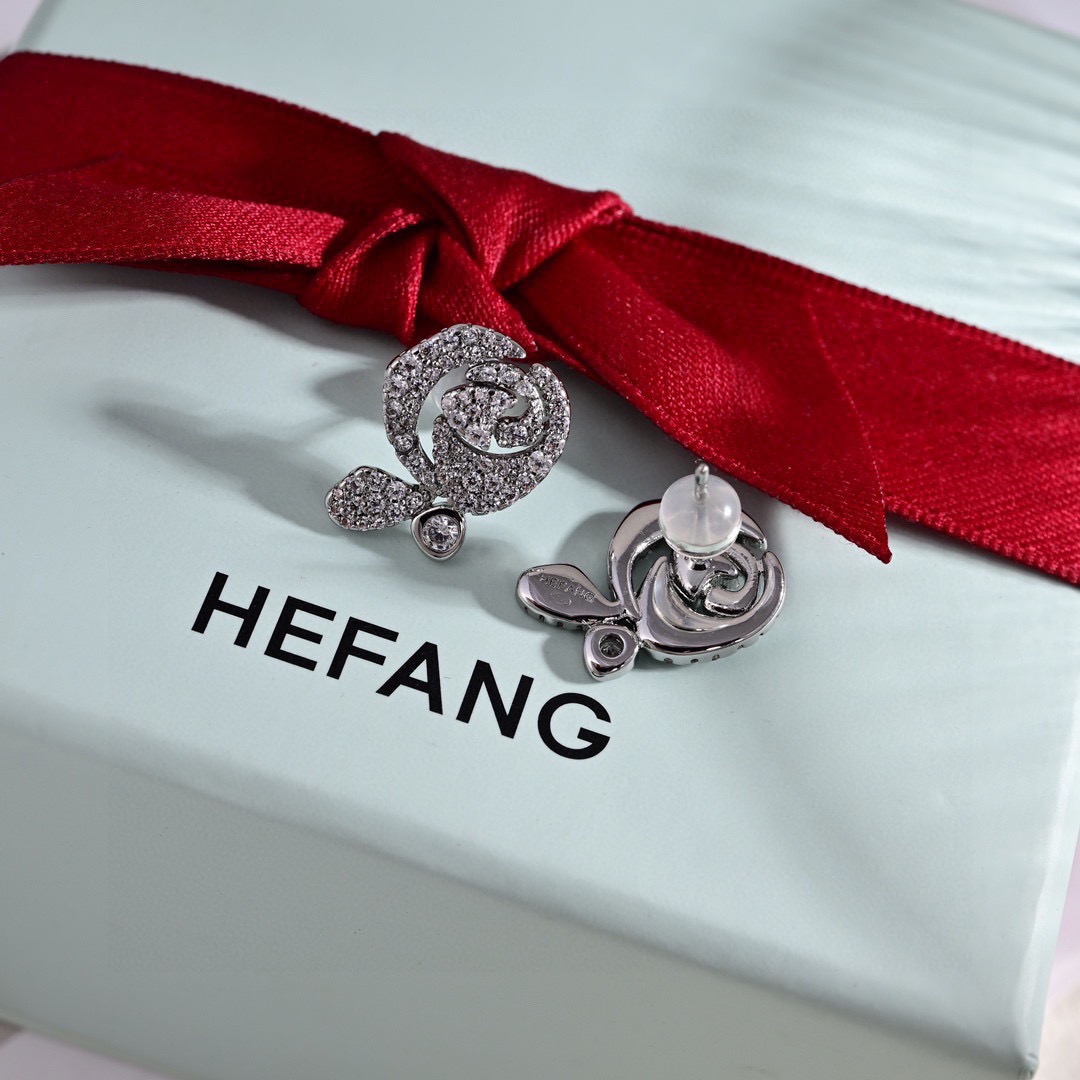 ❤️原单货🔹🔹新品 何方HEFANG小花花耳钉🔹专柜一致黄铜材质电镀火爆款出货 设计独特 前卫 美女必备