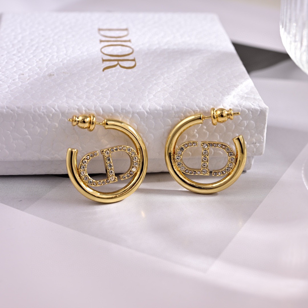 ❤️❤️迪奥 新款👼一线大牌都爱的Dior·迪奥 新品字母耳环 金属质感逆袭版字母潮范儿抢风头  完全胜
