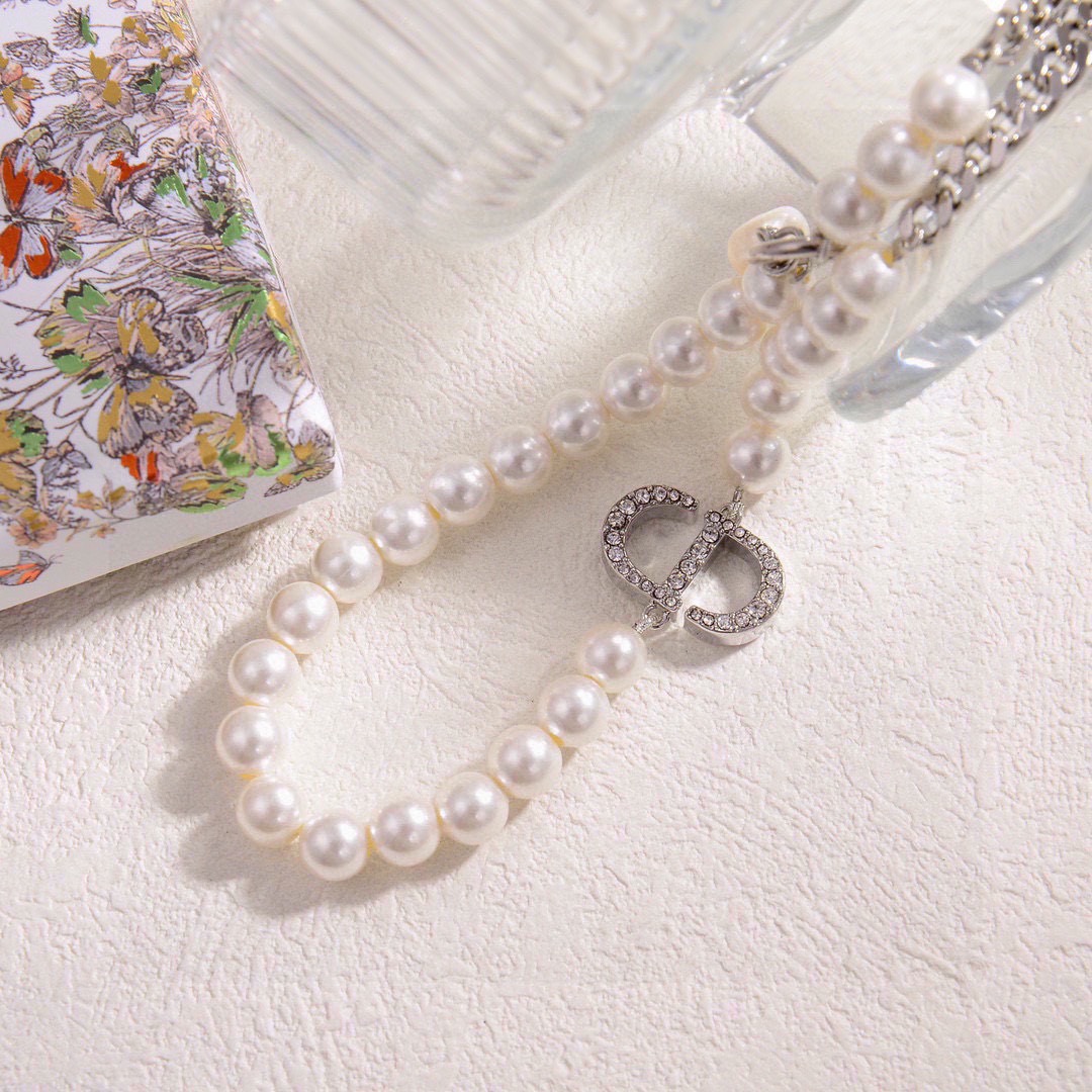 ❤️迪奥 新款👼一线大牌都爱的Dior·迪奥 新品项链 金属质感逆袭版字母潮范儿抢风头  完全胜任现代年