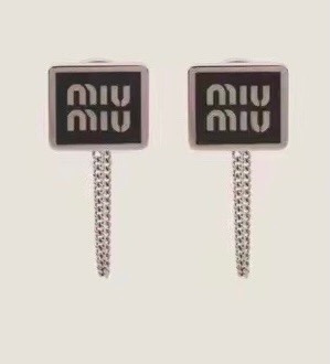 👌官网打版 miumiu字母耳环 优雅大方精工设计   雕刻 非常修饰脸型    青春活力    一眼就