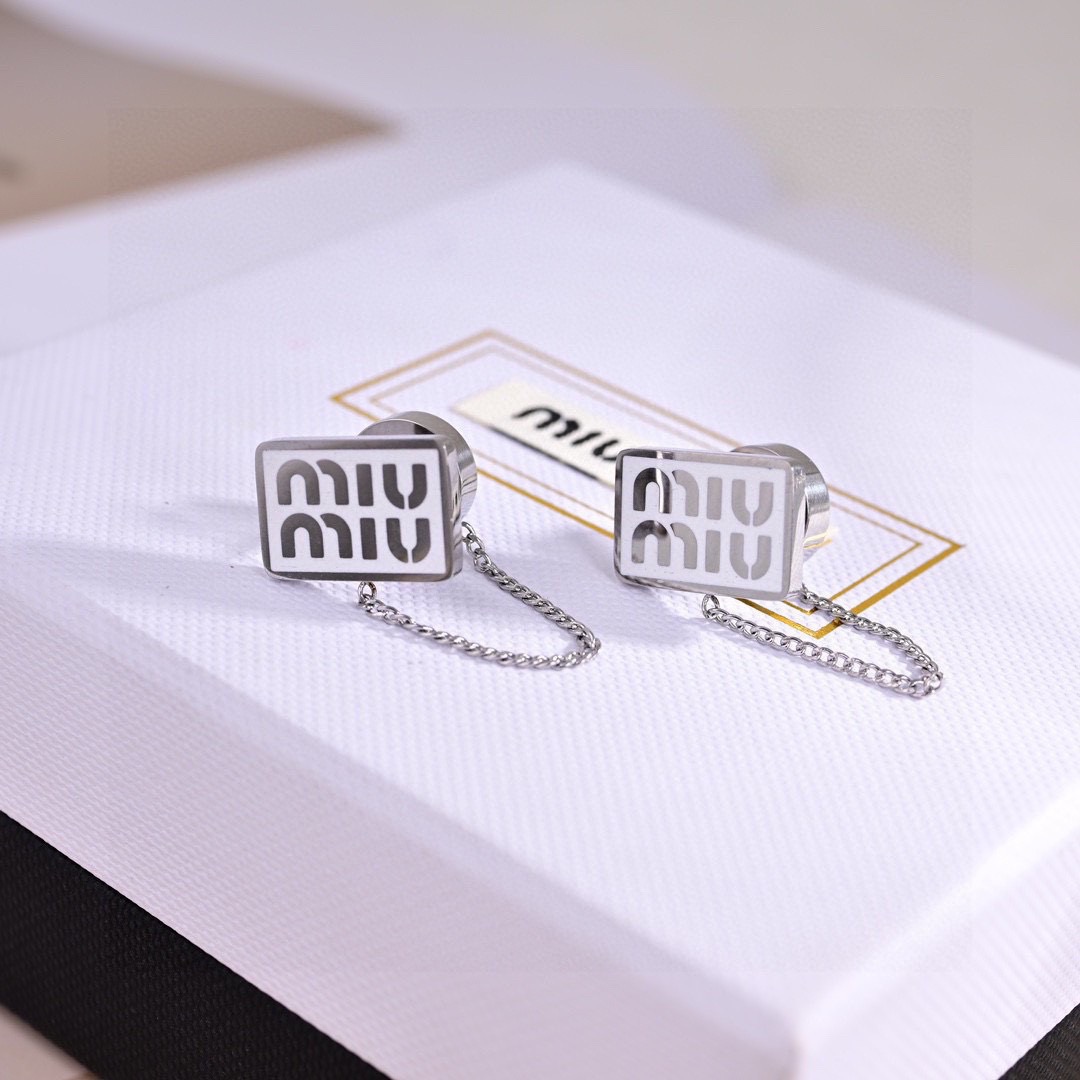 👌官网打版 miumiu字母耳环 优雅大方精工设计   雕刻 非常修饰脸型    青春活力    一眼就