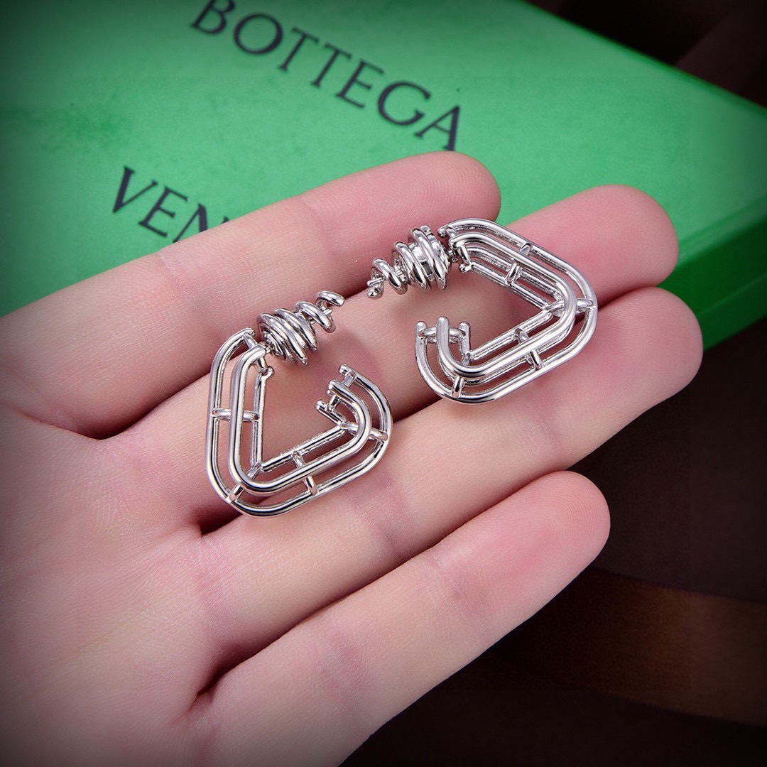 ❤️BOTTEGA VENENTA 新款BV耳环 与众不同的设计 个性十足 颠覆你对传统耳环的印象 使其