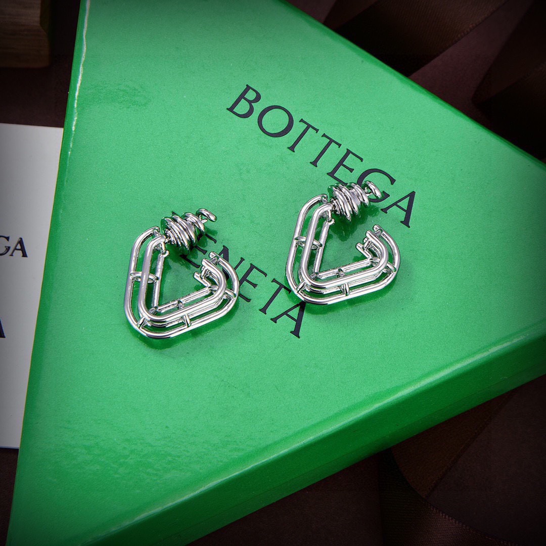 ❤️BOTTEGA VENENTA 新款BV耳环 与众不同的设计 个性十足 颠覆你对传统耳环的印象 使其