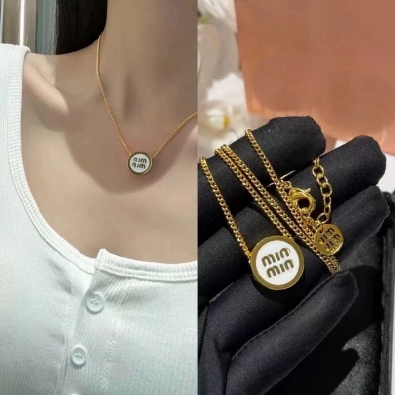 👑miumiu缪缪 项链🆕 经典款🔸小红书时尚达人都有种草哦 显脸型 原版材质 很简约 日常配搭很不错滴