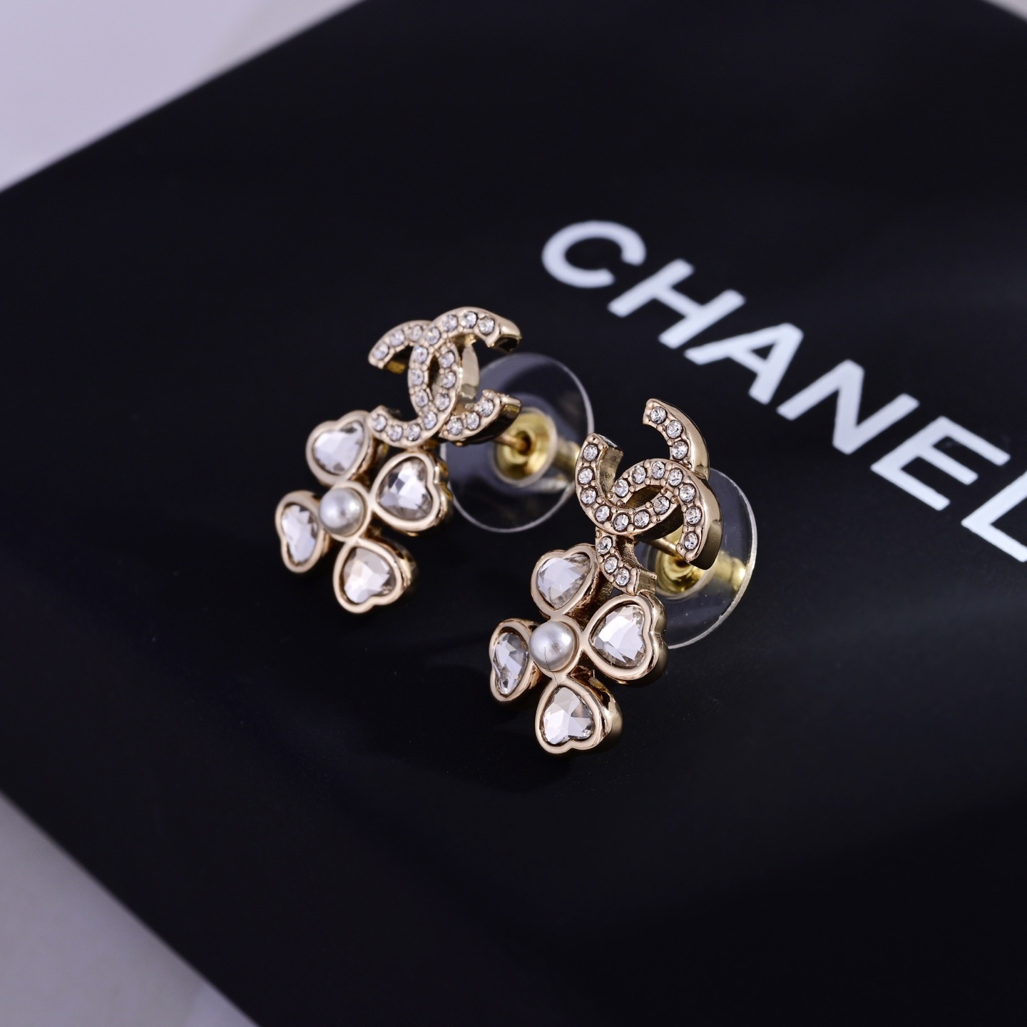 👌小香 CHANEL 耳环😍优雅大方精工设计   雕刻 非常修饰脸型    青春活力    看惯了一如既