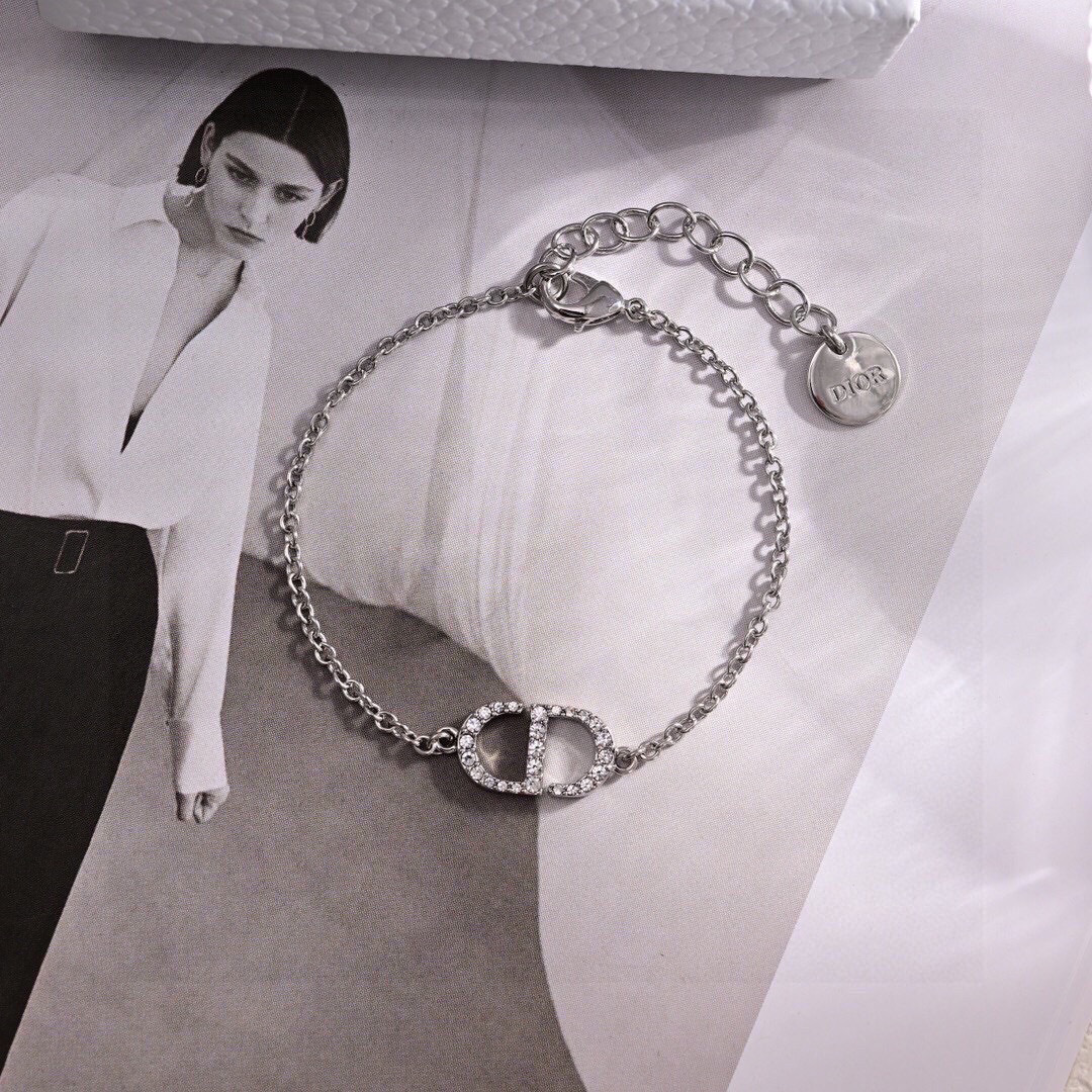 ❤️迪奥 套装👼一线大牌都爱的Dior·迪奥 新品字母手链❤️金属质感逆袭版字母潮范儿抢风头  完全胜任