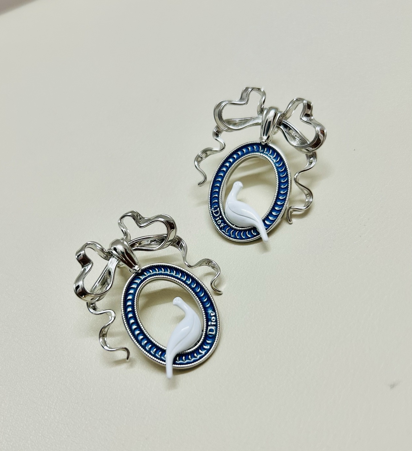 ❤️迪奥 新款👼一线大牌都爱的Dior·迪奥 新品字母CD耳环 金属质感逆袭版字母潮范儿抢风头  完全胜