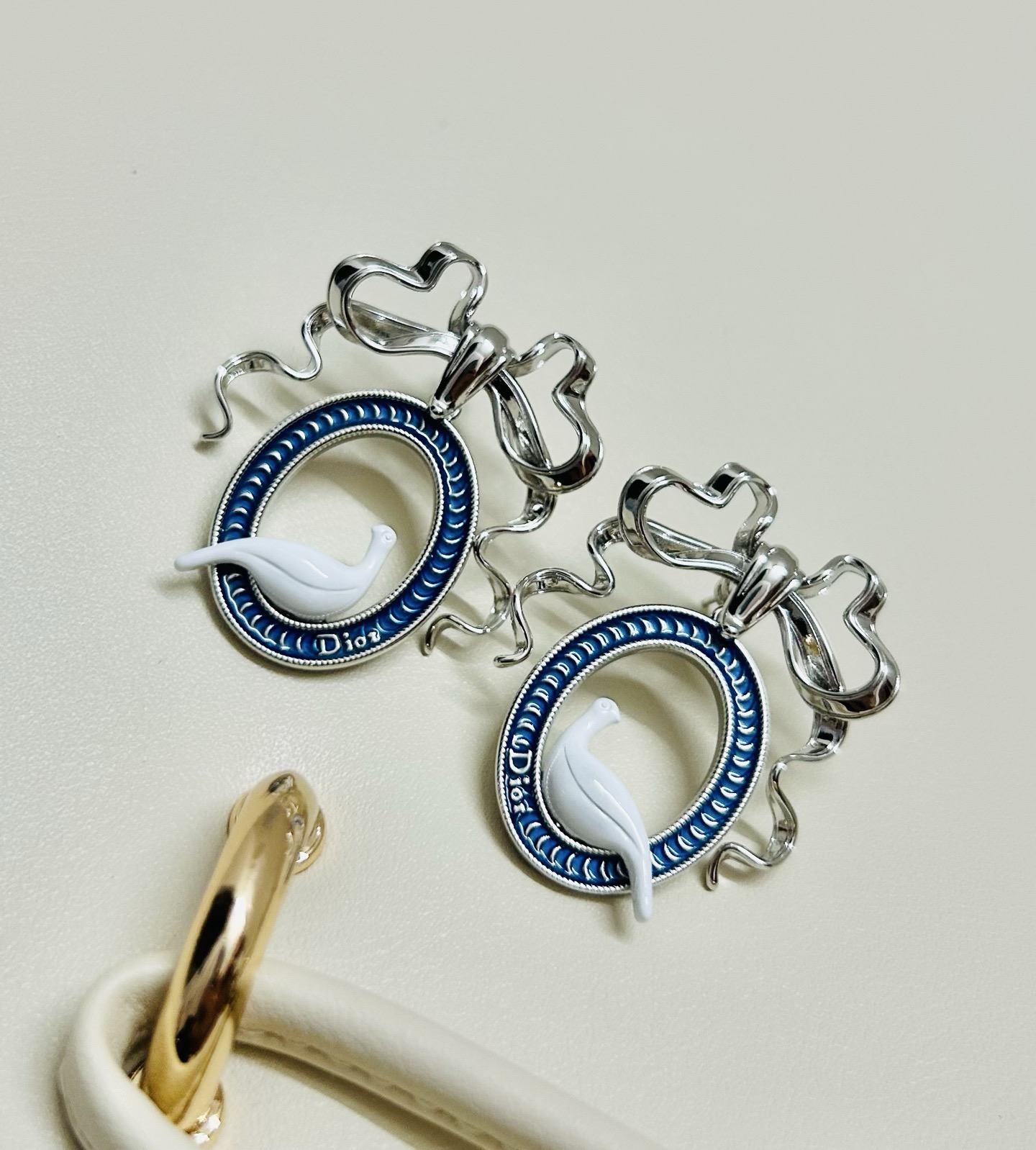 ❤️迪奥 新款👼一线大牌都爱的Dior·迪奥 新品字母CD耳环 金属质感逆袭版字母潮范儿抢风头  完全胜