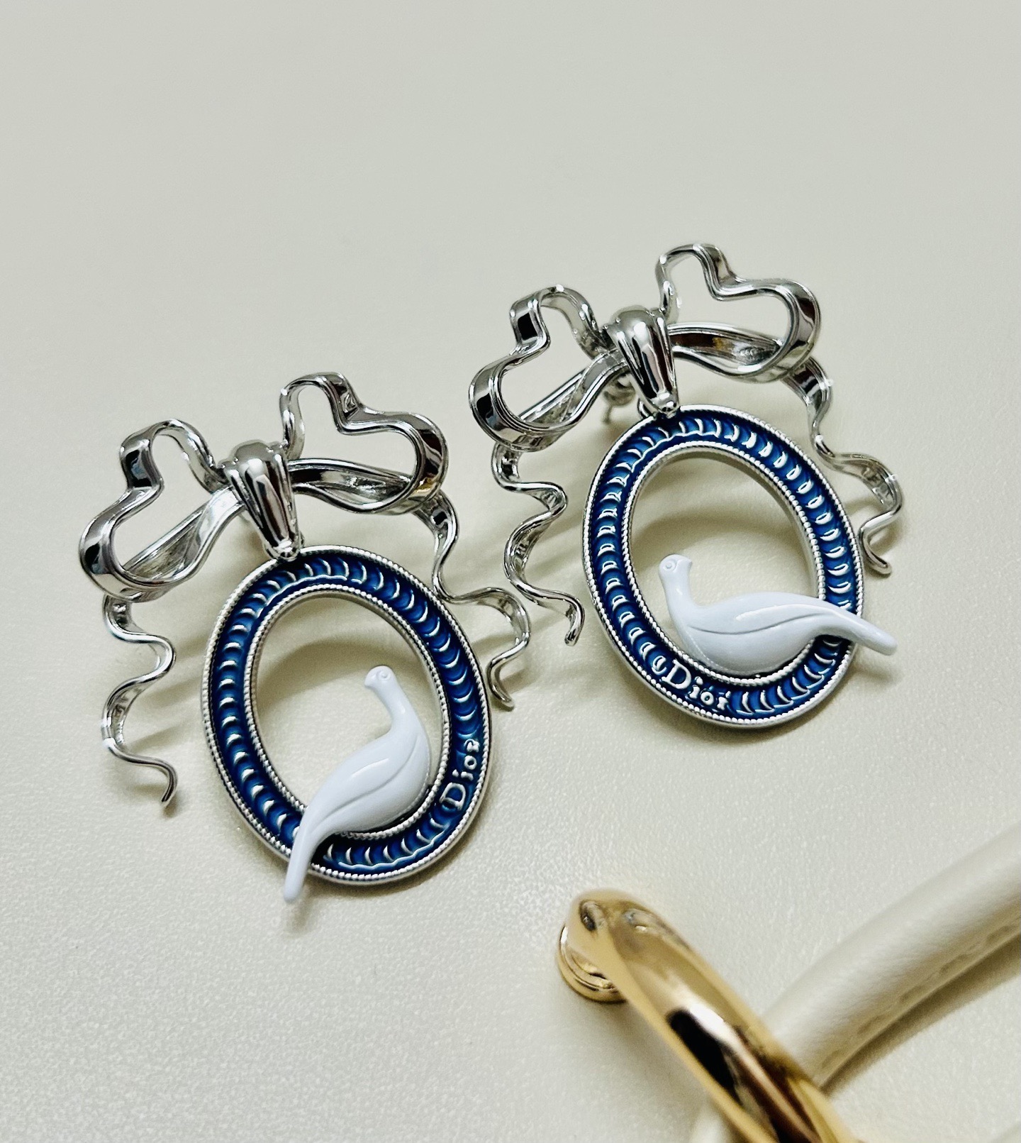 ❤️迪奥 新款👼一线大牌都爱的Dior·迪奥 新品字母CD耳环 金属质感逆袭版字母潮范儿抢风头  完全胜