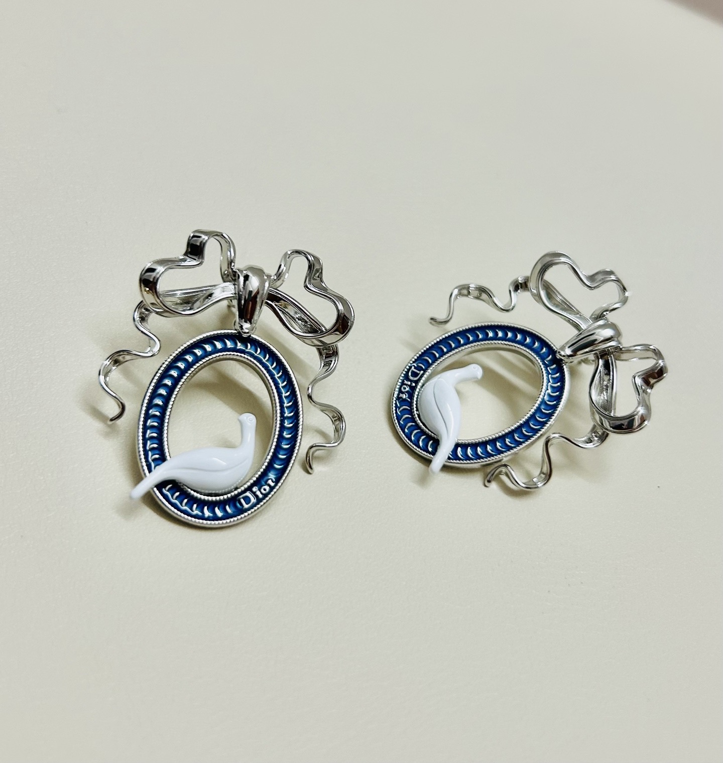❤️迪奥 新款👼一线大牌都爱的Dior·迪奥 新品字母CD耳环 金属质感逆袭版字母潮范儿抢风头  完全胜